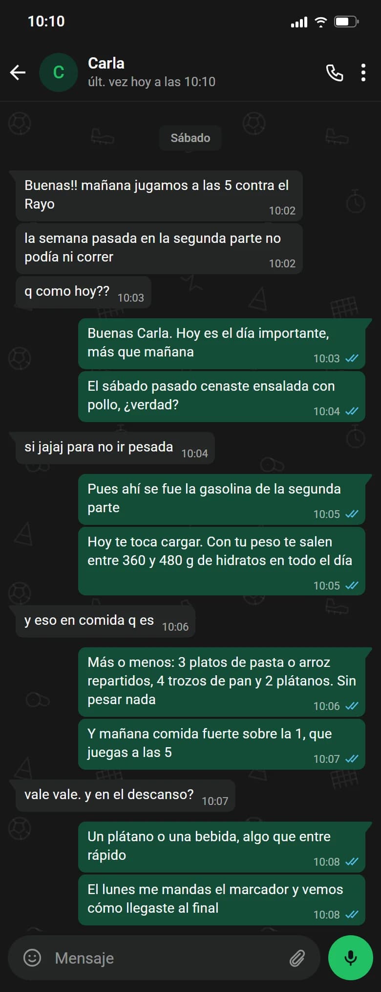 Ejemplo de conversación, nombre cambiado. Chat de WhatsApp con Carla, sábado. Carla: Buenas!! mañana jugamos a las 5 contra el Rayo. Carla: la semana pasada en la segunda parte no podía ni correr. Carla: q como hoy??. Luismi: Buenas Carla. Hoy es el día importante, más que mañana. Luismi: El sábado pasado cenaste ensalada con pollo, ¿verdad?. Carla: si jajaj para no ir pesada. Luismi: Pues ahí se fue la gasolina de la segunda parte. Luismi: Hoy te toca cargar. Con tu peso te salen entre 360 y 480 g de hidratos en todo el día. Carla: y eso en comida q es. Luismi: Más o menos: 3 platos de pasta o arroz repartidos, 4 trozos de pan y 2 plátanos. Sin pesar nada. Luismi: Y mañana comida fuerte sobre la 1, que juegas a las 5. Carla: vale vale. y en el descanso?. Luismi: Un plátano o una bebida, algo que entre rápido. Luismi: El lunes me mandas el marcador y vemos cómo llegaste al final
